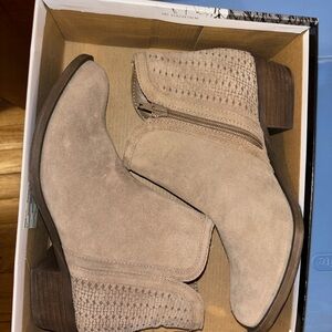 Women’s Kensie Beige Ankle Booties